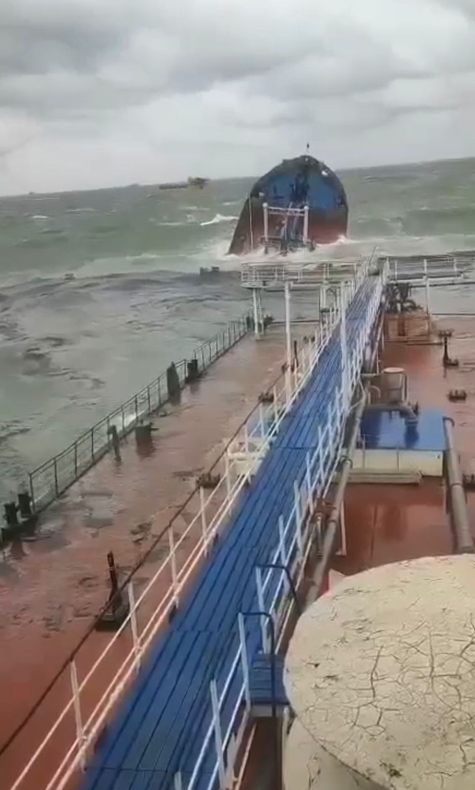 Черное море затонул танкер