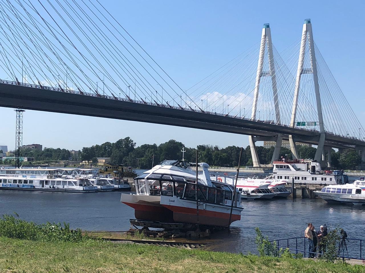 Электросудно. Электросудно «ЭКОВОЛЬТ». ООО причал Санкт-Петербург. Спуск на воду электросудна в СПБ. 90 Причал Санкт Петербург.