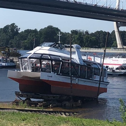 Электросудно. Электросудно Москва. ЭКОВОЛЬТ теплоход. Пассажирское электросудно. Транспортное электроскдно в Москве.