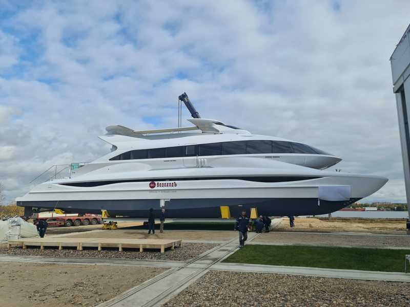 Пассажирский электрокатамаран Looker 1100H спущен на воду в Ярославле. Фото ИАА «ПортНьюс»