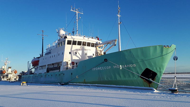 10 морских миль. Судно Северный Орел. Инженерное судно. Морская Арктическая пассажирская линия.