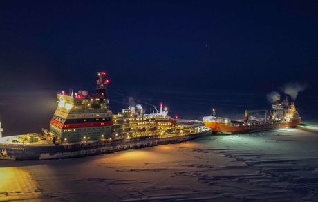 Атомный ледокол впервые провел судно класса Arc7 методом буксировки «вплотную». Фото главного инженера-механика «Атомфлота» Олега Питаленко
