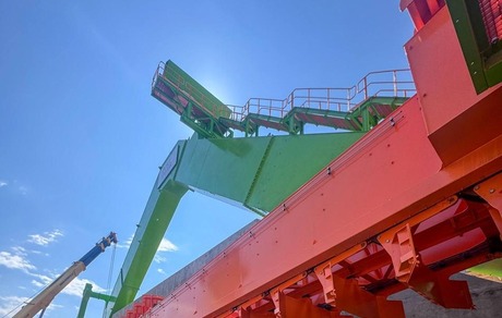 На терминале Port Favor (Усть-Луга) установлены стрелы кратцер-крана для разгрузки минеральных удобрений. Фото пресс-службы терминала