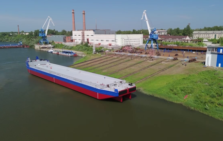 На Самусьском ССРЗ спустили баржу-площадку МП-2501 проекта RDB 66.68М для Северного речного пароходства. Скриншот видео из ТГ-канала Самусьского ССРЗ