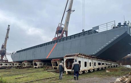 На Чкаловской судоверфи со слипа спущена баржа проекта RBD4608 грузоподъемностью 600 тонн. Фото из ТГ-канала предприятия