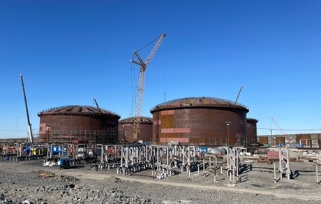 На территории нефтяного терминала «Порт «Бухта Север» идет монтаж резервуаров. Фото предоставлено Саратовским заводом РМК