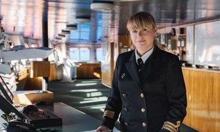 Марина Старовойтова стала первой в мире женщиной-капитаном атомного ледокола