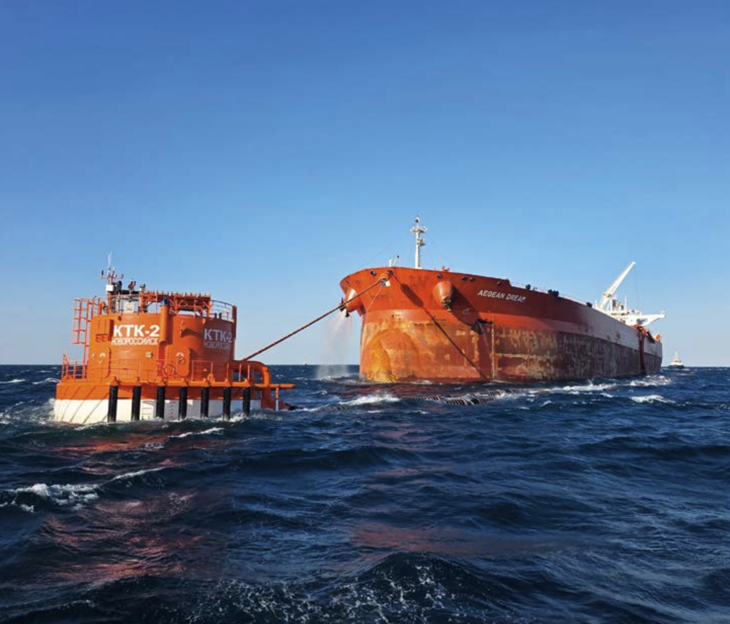 Новое ВПУ-2 загружает нефтью первый танкер