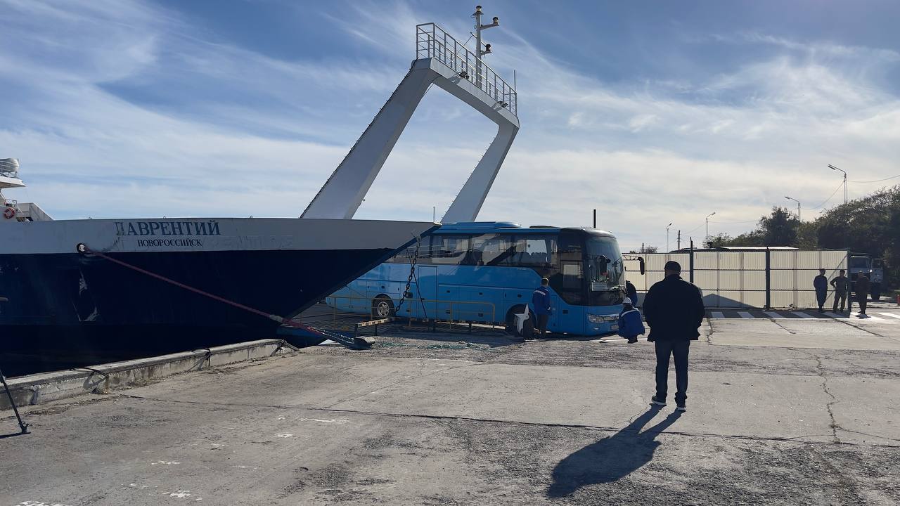 На Керченской переправе к 16 марта перевезено 104,9 тыс. пассажиров, 83  тыс. автомобилей и 10 тыс. вагонов | 16.03.2023 | ЛенОбласть - БезФормата