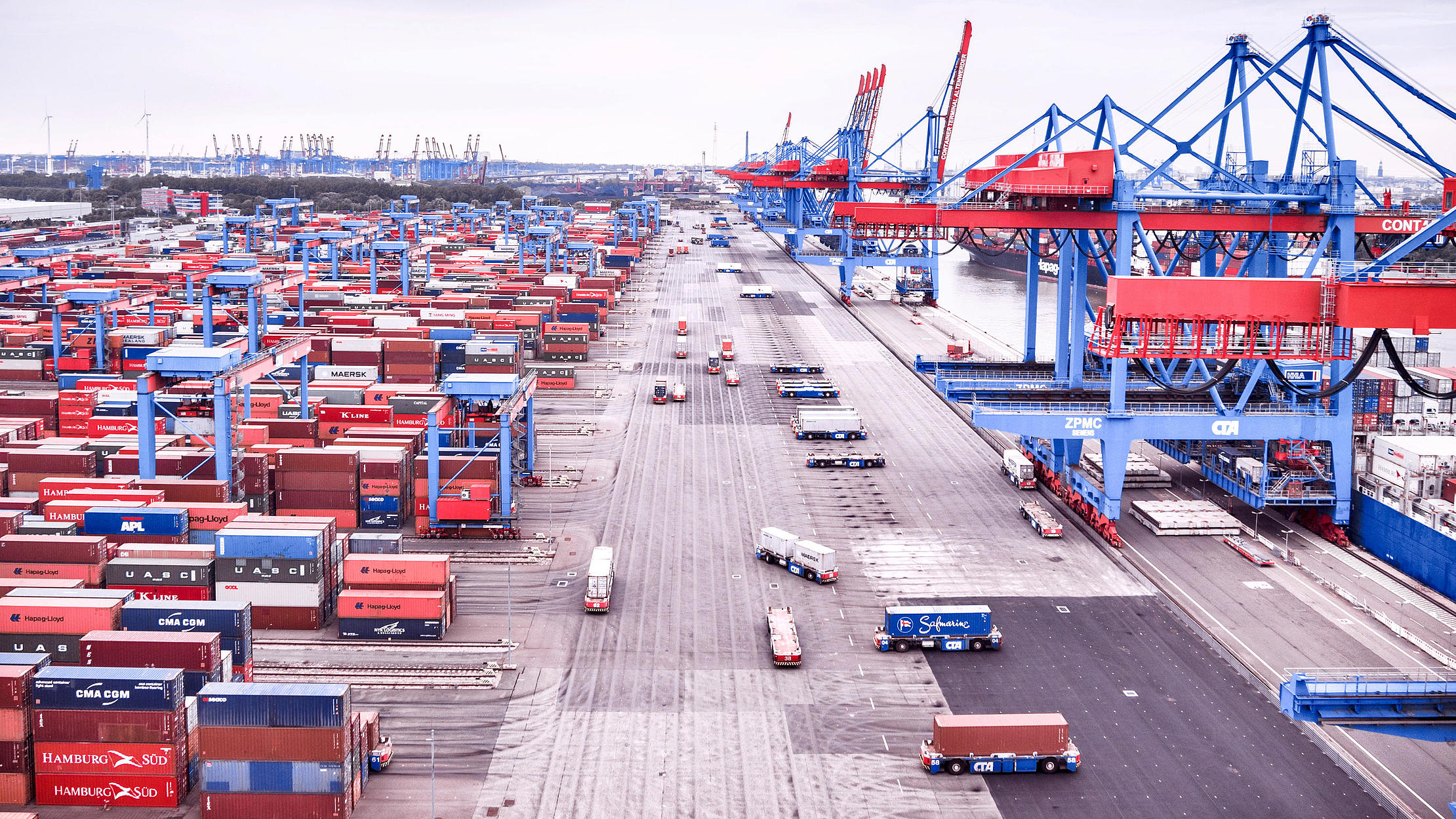 Container terminal. Порт Мумбаи контейнерный терминал. Контейнерный терминал Гамбург. Чарльстон США контейнерный терминал.