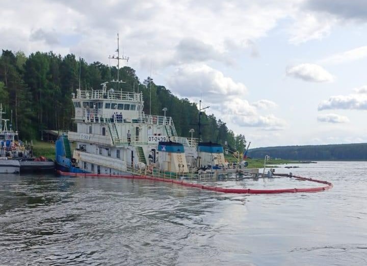 Буксир сел на мель на Енисее