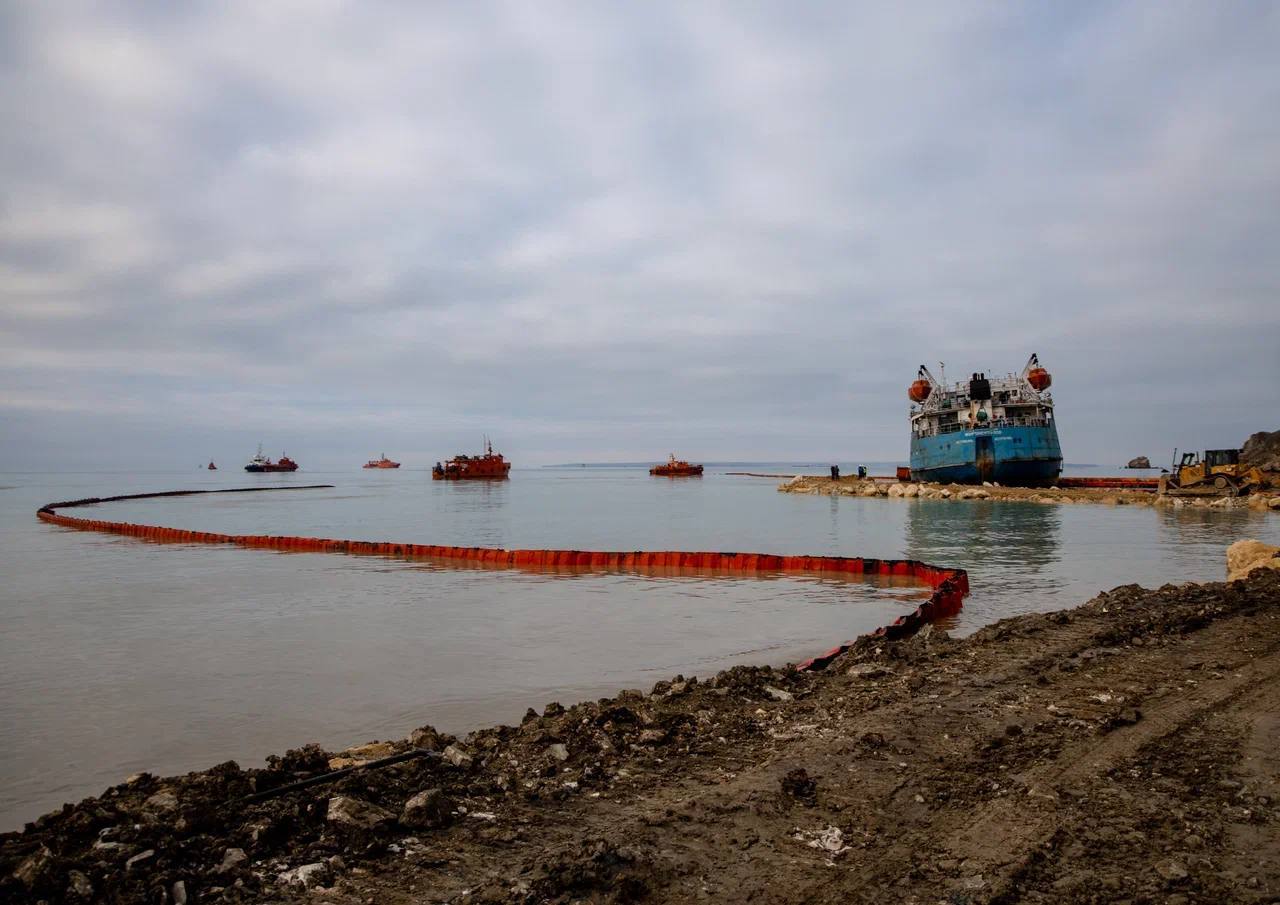 спасательные суда и танкер в Черном море