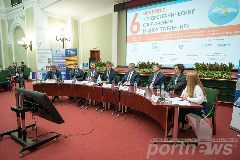 Президиум второй сессии «Создание единого дноуглубительного оператора как решение проблемы обеспечения дноуглубительных работ в РФ» 