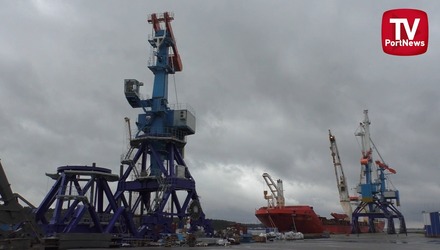 В порту Усть-Луга началась операция по транспортировке портальных кранов в собранном виде