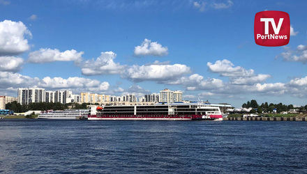 Первое построенное в России круизное судно «Мустай Карим» прибыло в Санкт-Петербург